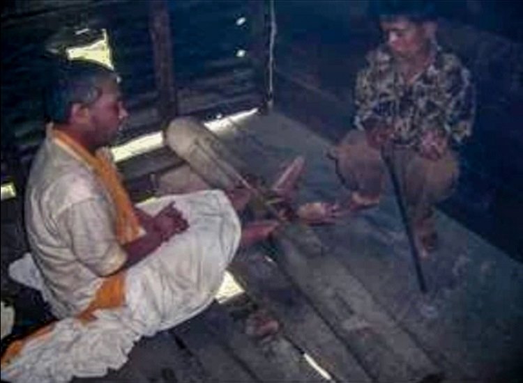 Tn. M telah dipasung selama 21 tahun karena perilaku kekerasan yang dilakukan akibat delusi dan halusinasi yang dialami (Foto dokumentasi pribadi penulis).