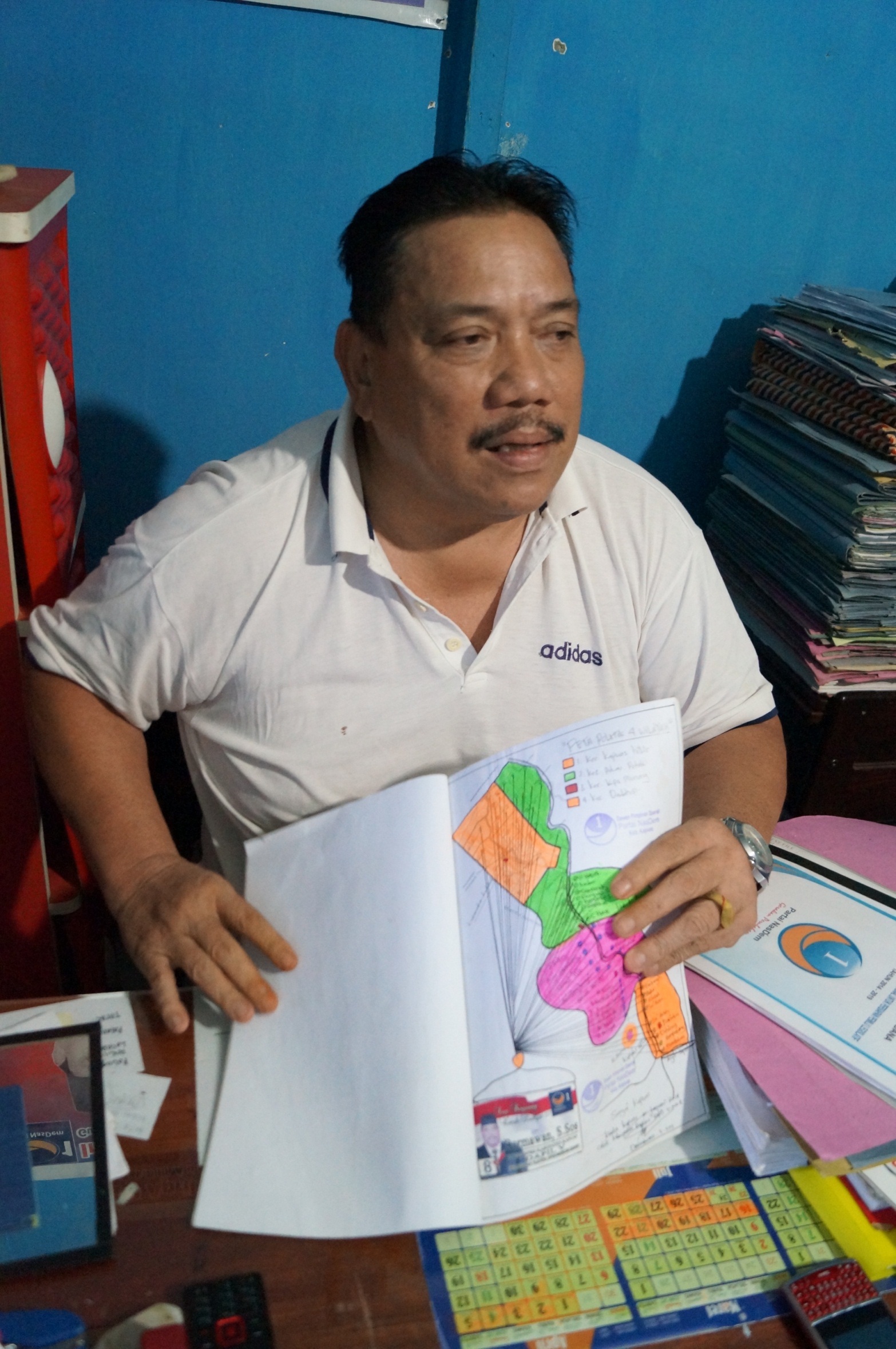 A candidate in Kapuas, Central Kalimantan, with a map showing his success team and his village strategy - Edward Aspinall 4. Aspinall - Money politics - 2