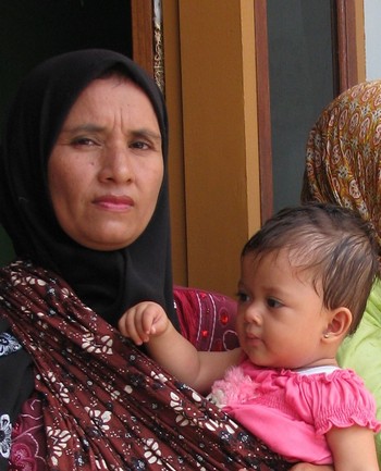 Ready to lead. Many Acehnese women are willing to play public roles, but are Acehnese men ready to accept them? / Eve Warburton