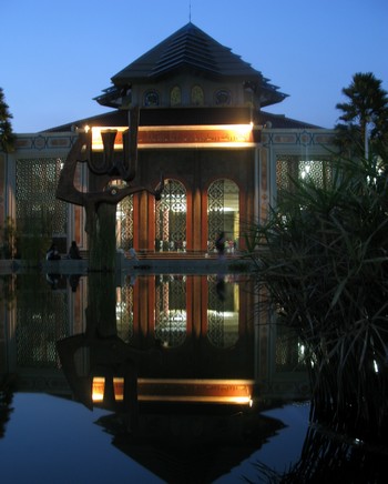 The Islamic campus: The Gadjah Mada University Mosque in Yogyakarta / Claudia Nef Standing up for morals